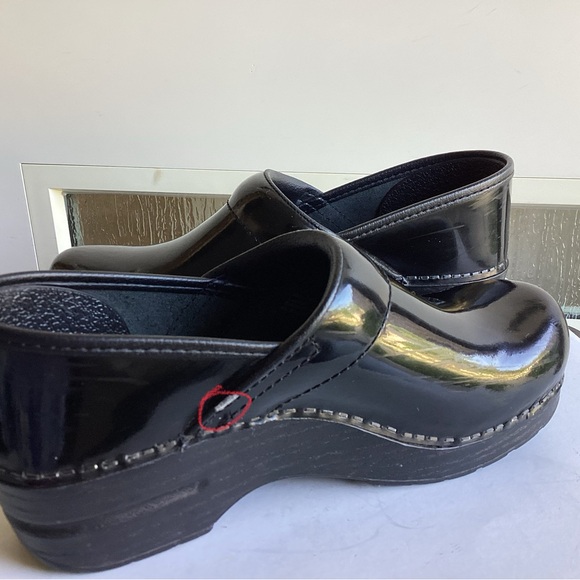 Dansko Glossy Black Leather Clogs Women's Size US 7 EU 38 - Picture 3 of 9